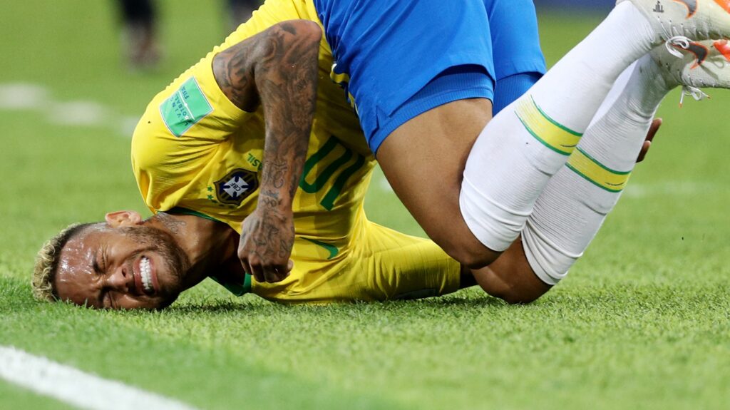 Lý do Neymar thường ăn vạ tại các trận đấu