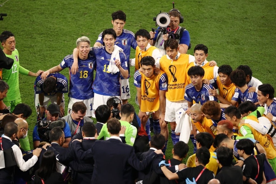 ĐT Nhật Bản ăn mừng chiến thắng sau trận đấu World Cup 2022