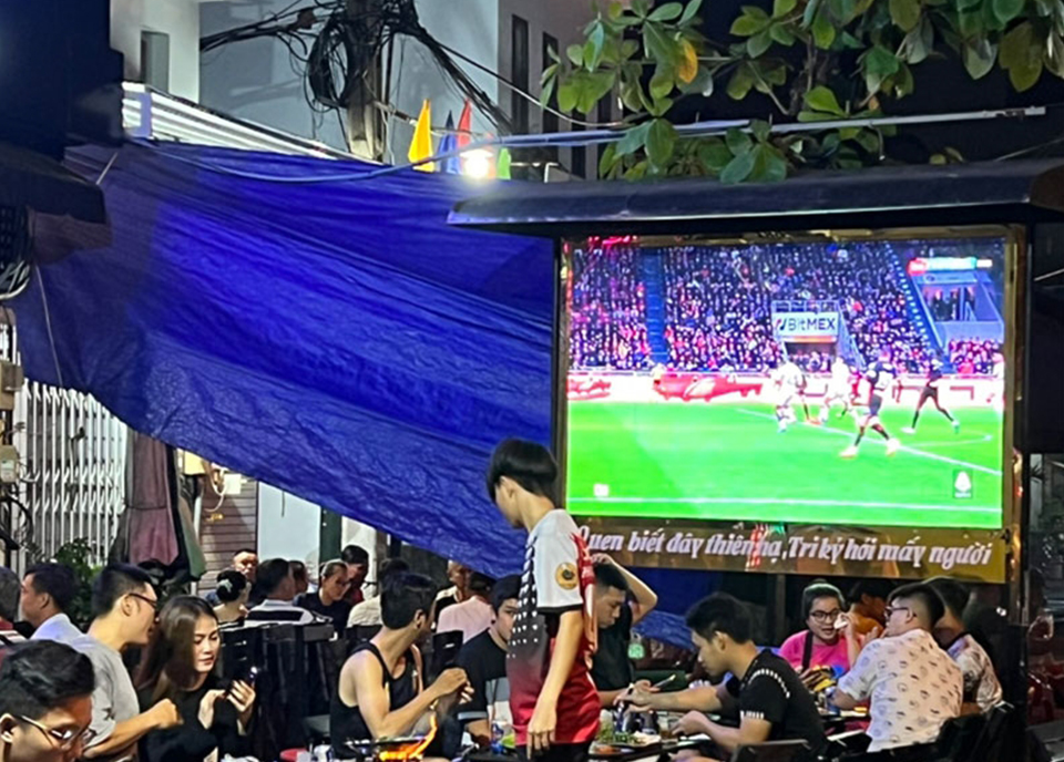 Người hâm mộ đón xem bóng đá tại một quán ăn