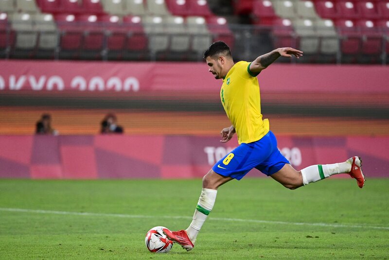 Cầu thủ Bruno Guimaraes - Ngôi sao có thể vụt sáng của Brazil