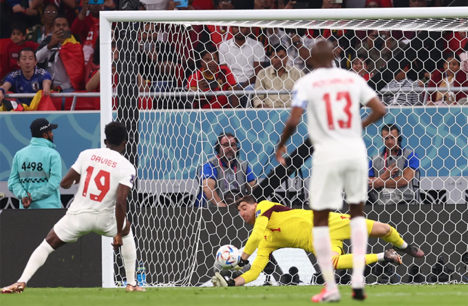 Hình ảnh thủ thành Courtois cản phá quả phạt đền cho đội tuyển Bỉ