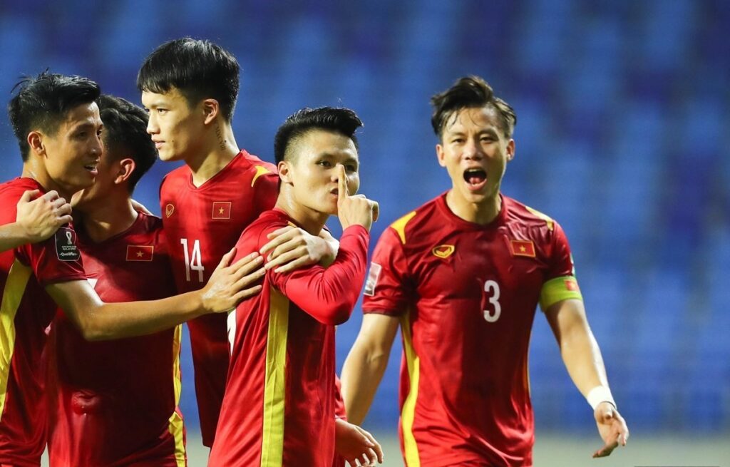 Các cầu thủ của ĐT Việt Nam trong màu áo đỏ rực
