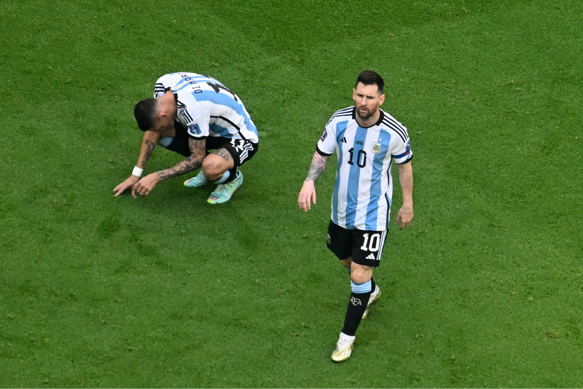 Messi cùng các đồng đội ngậm ngùi nhận thất bại trong trận đầu ra quân