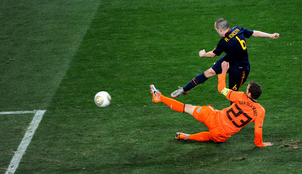 Iniesta (áo xanh) là tuyển thủ xuất sắc với chiến công lớn 