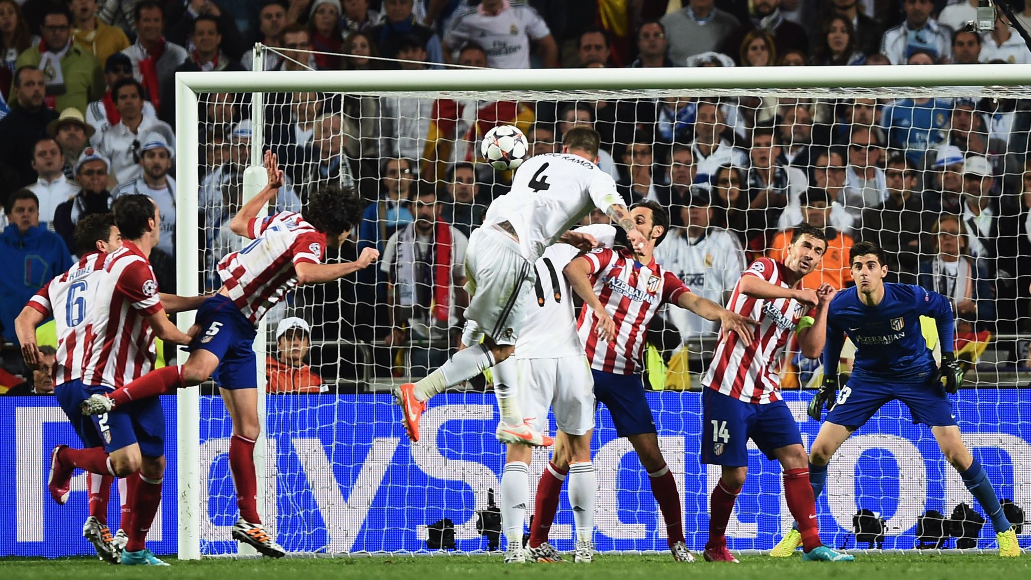Ramos (áo trắng số 4) ghi bàn tại Champions League 2014 