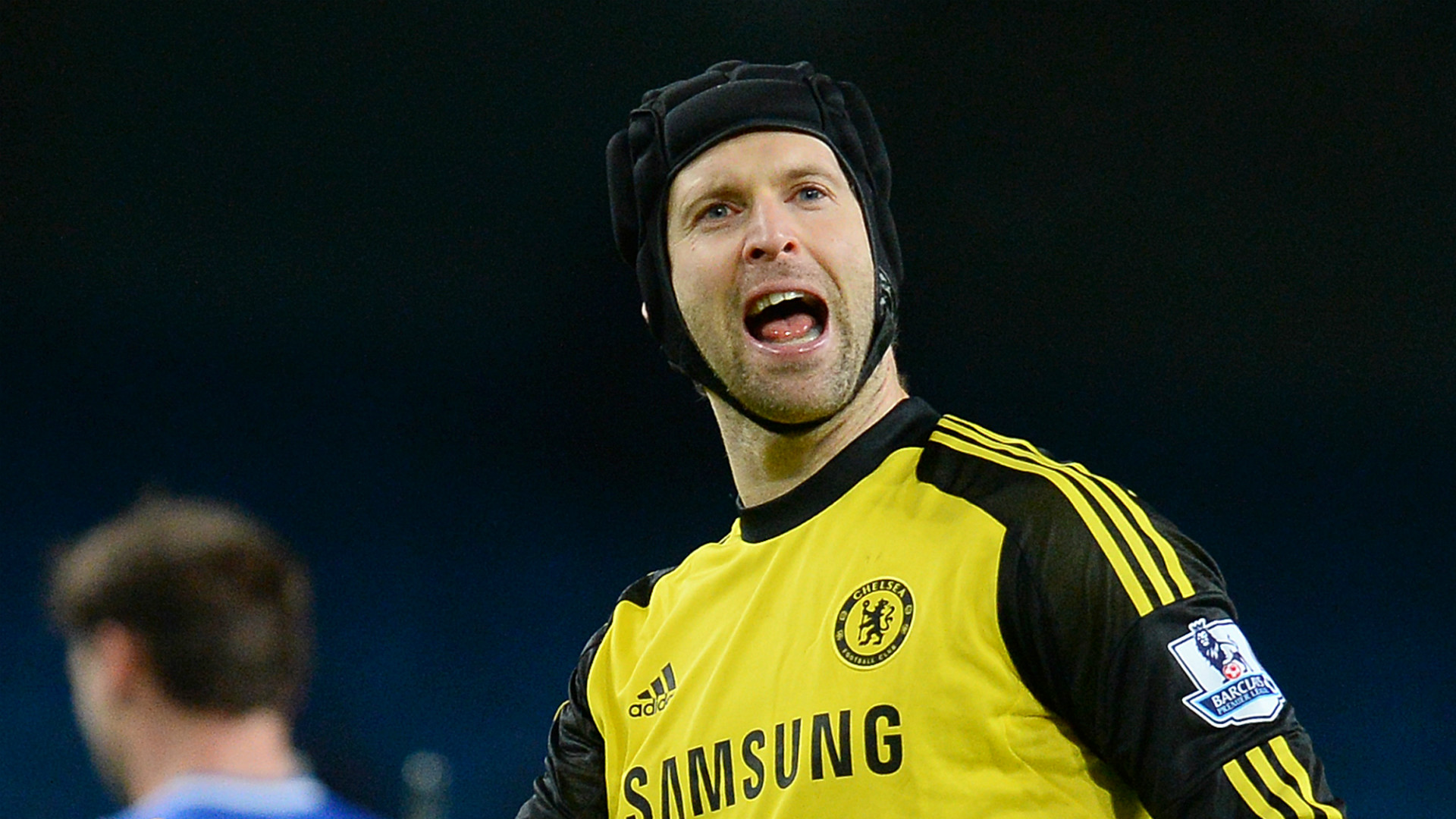 Petr Cech từ bỏ sân cỏ sau hai lần khoác áo Chelsea và Arsenal