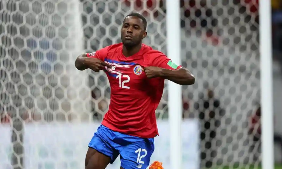 Cầu thủ đội Costa Rica xuất sắc ghi bàn.