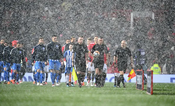 Giai đoạn mùa đông với thời tiết khắc nghiệt nhưng các đội bóng Anh vẫn phải ra sân chiến đấu