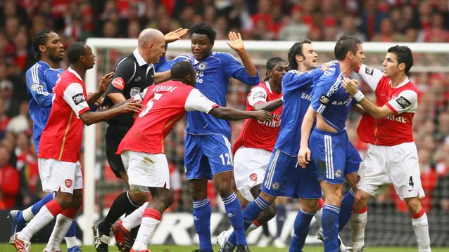 Ở chung kết Cúp Liên đoàn 2007, Arsenal từng xuất phát trước Chelsea với 8 cầu thủ U23.