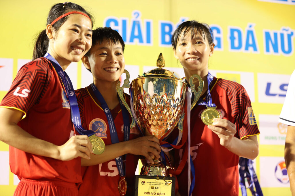 HLV Đoàn Thị Kim Chi cùng các học trò rạng rỡ trở về sau chức vô địch