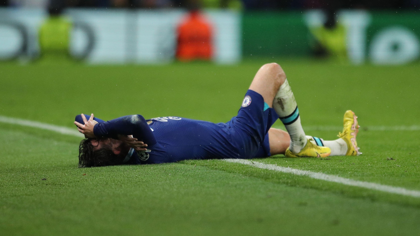 Ben Chilwell khóc trên sân khi bị dính chấn thương, lỡ World Cup đầu tiên trong sự nghiệp