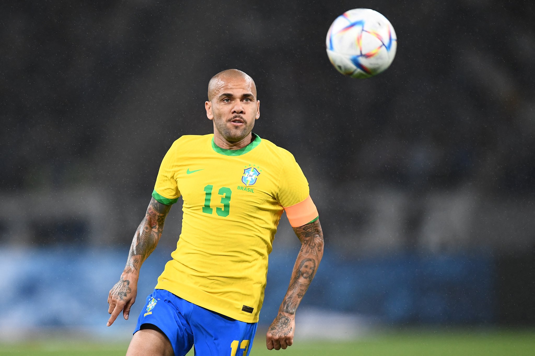 Dani Alves 39 tuổi vẫn được gọi lên đội tuyển quốc gia 