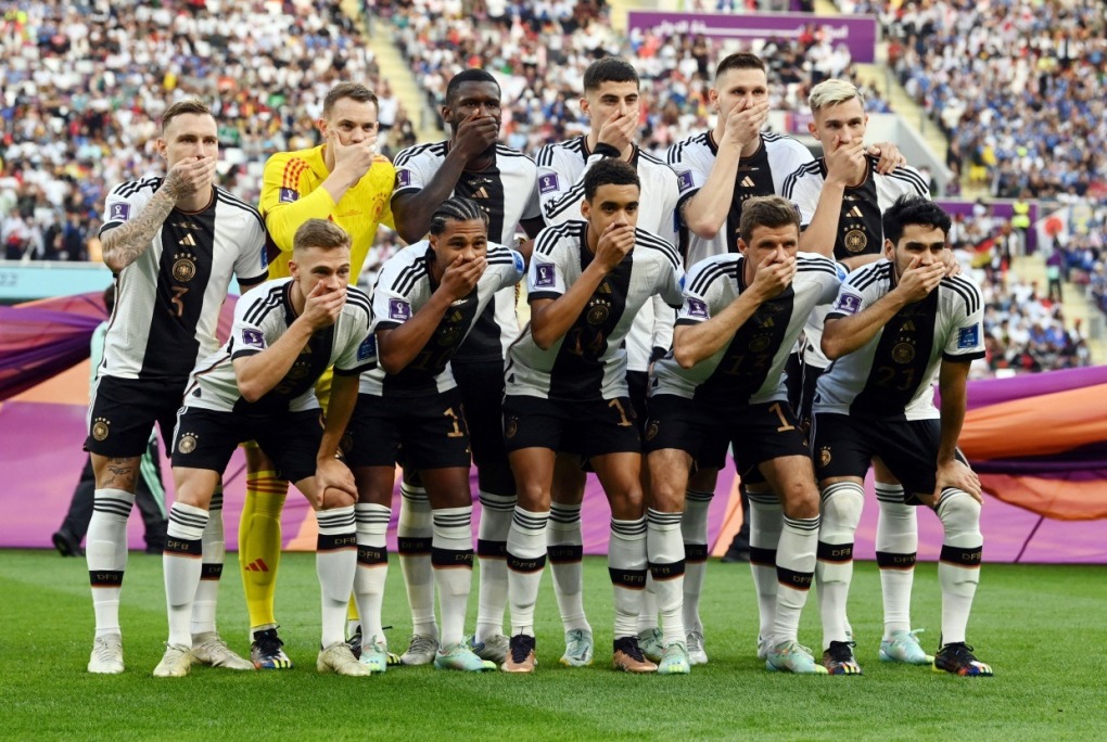 Tuyển Đức phản đối phản đối FIFA bằng cách đưa tay bịt miệng khi chụp ảnh trước trận đấu