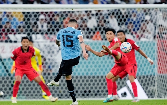 Uruguay có 2 lần đưa bóng đi trúng cột dọc của đội Hàn Quốc từ pha đánh đầu của Diego Godin