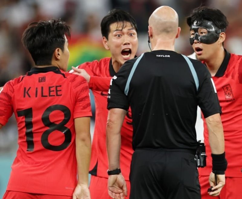 Màn tranh cãi giữa cầu thủ Hàn Quốc và Trọng Tài