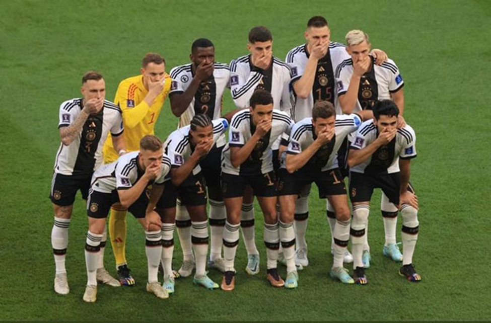 Đức phản đối lệnh cấm của liên đoàn bóng đá FIFA bằng hành động lấy tay bịt miệng
