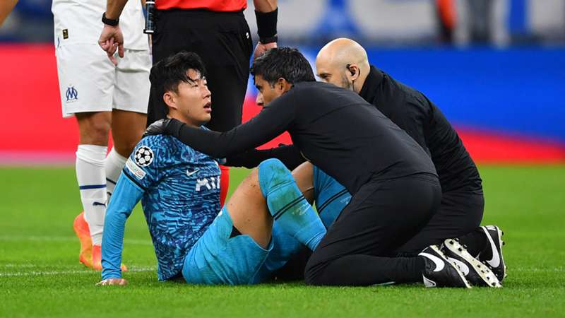 Son Heung-min chấn thương mắt sau cú va chạm với đối thủ