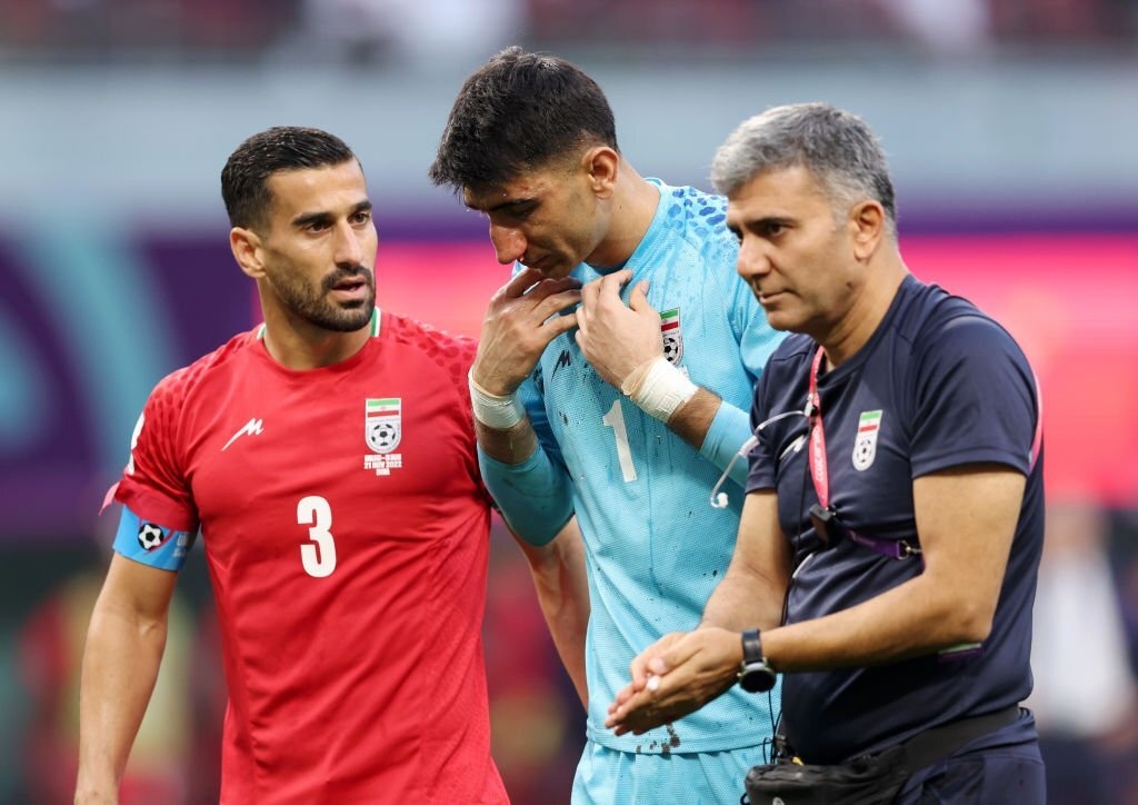 Cuộc va chạm khiến thủ môn Iran gãy mũi