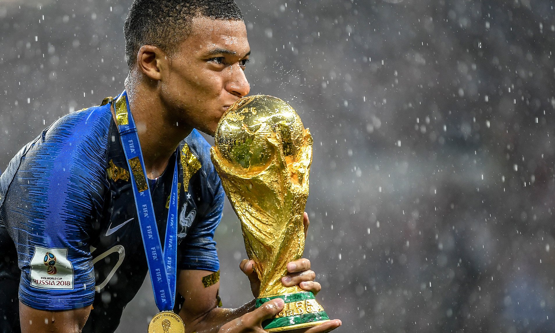Cầu thủ hạnh phúc bên chiếc cúp vàng World Cup 2018