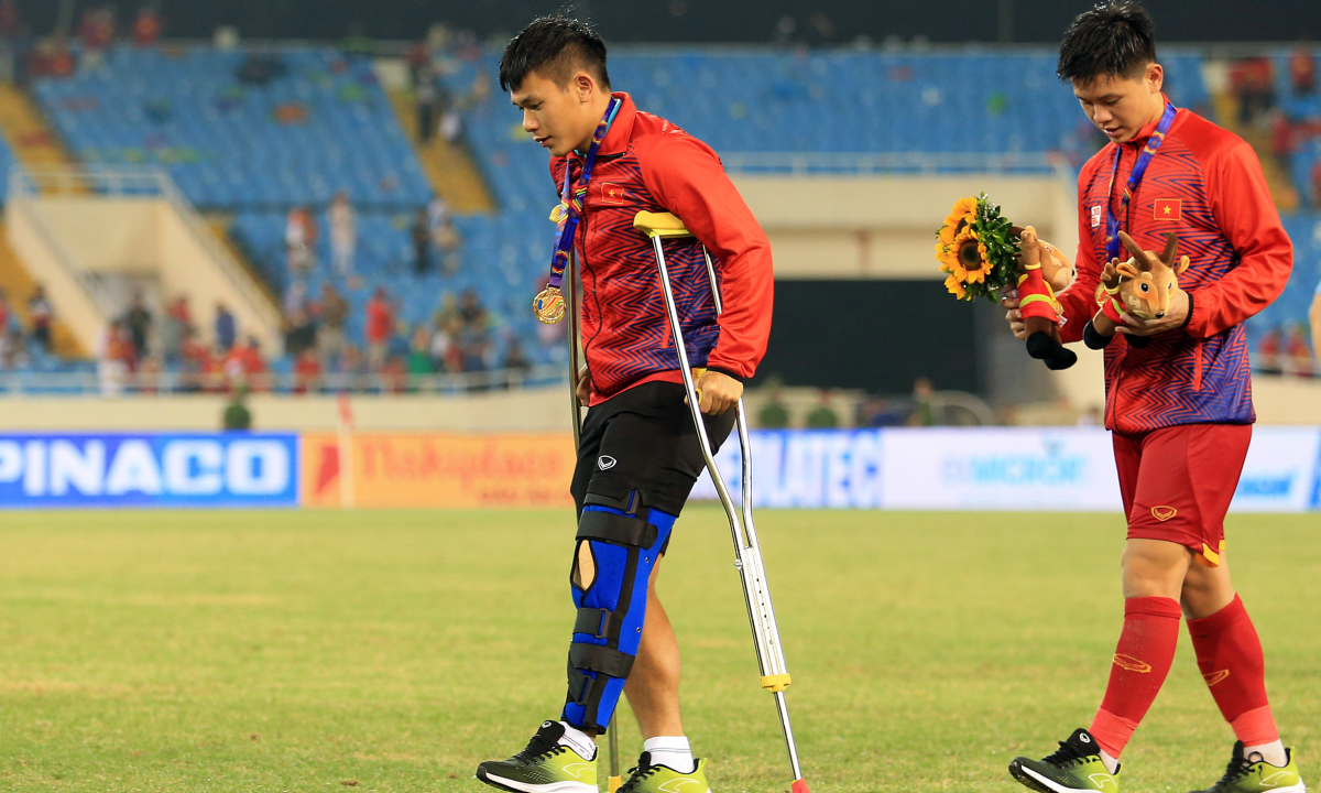 Anh đã bị một chấn thương cực kì nặng và phải nhập viện ngay trong trận đấu.