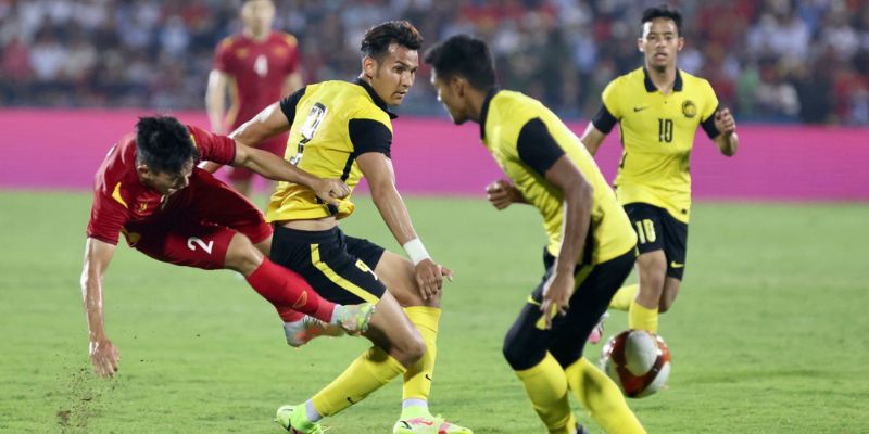 Cầu thủ Malaysia gây chấn thương cho Lê Văn Xuân