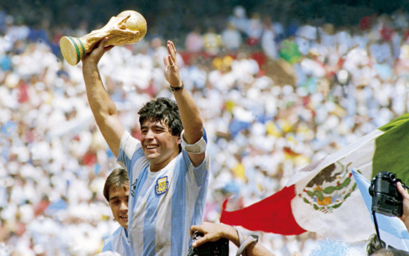 Trận đấu diễn ra đúng dịp tưởng niệm huyền thoại bóng đá Maradona