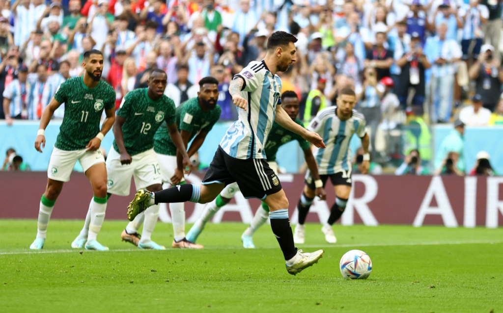 Ả Rập bị dẫn trước bởi Argentina từ rất sớm bởi một quả penalty cực kỳ thành công