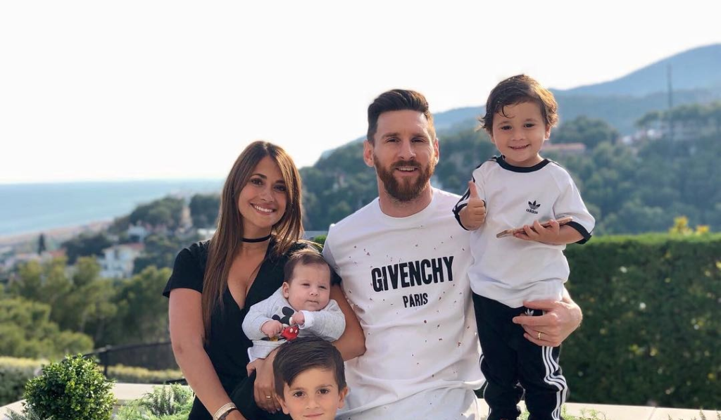 Messi hướng về phía gia đình sau khi ghi bàn