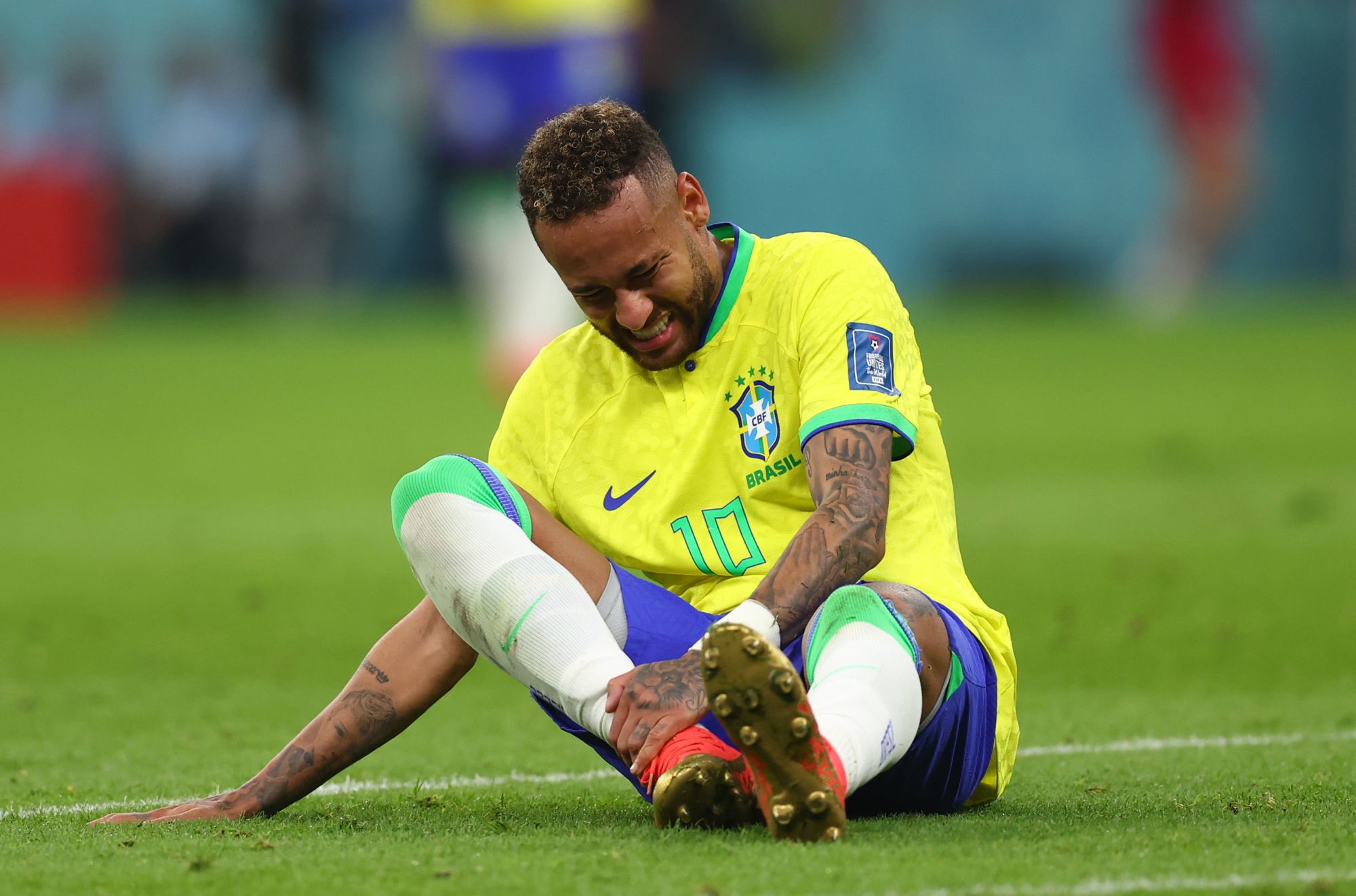 Hình ảnh Neymar bị chấn thương trong trận Serbia