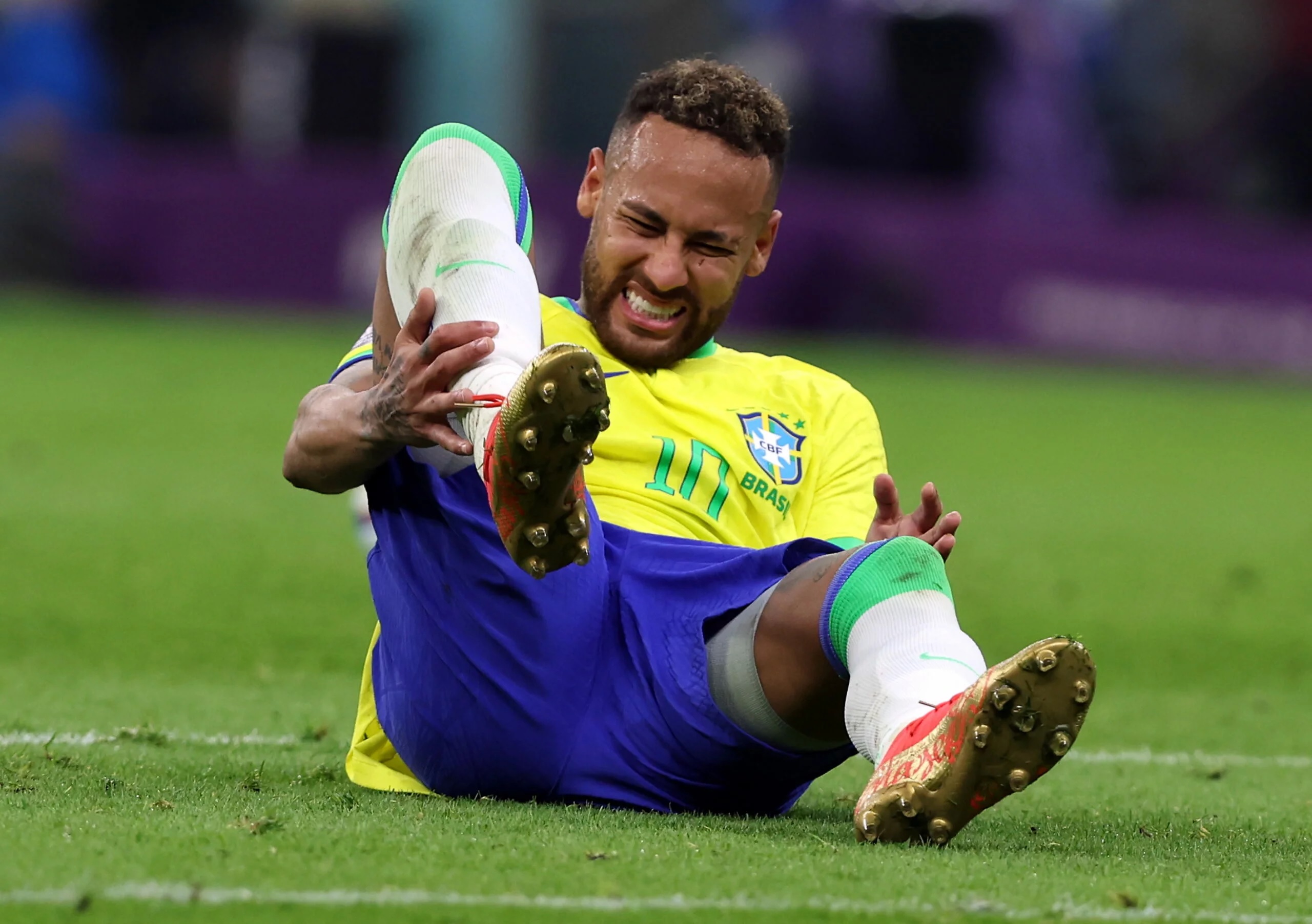 Neymar và cú sút chấn thương cộng đồng mạng