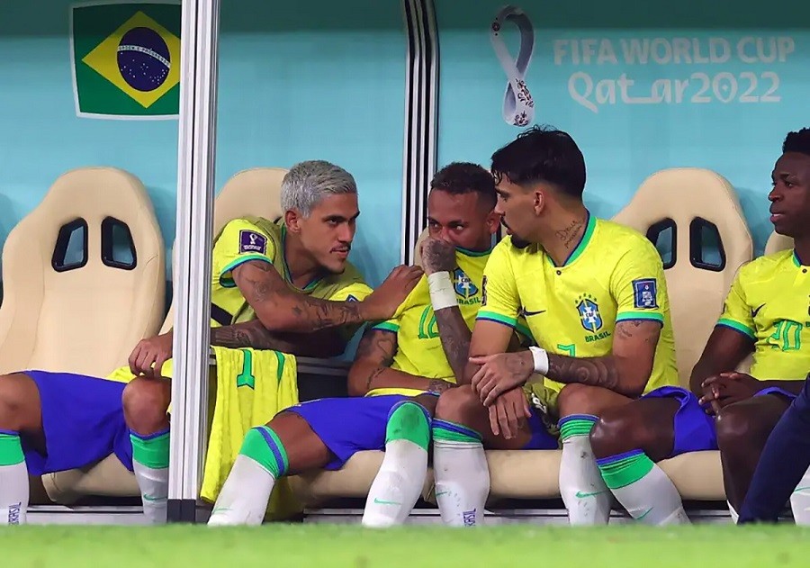 Neymar phải tạm rời sân bóng vì bị chấn thương bong gân