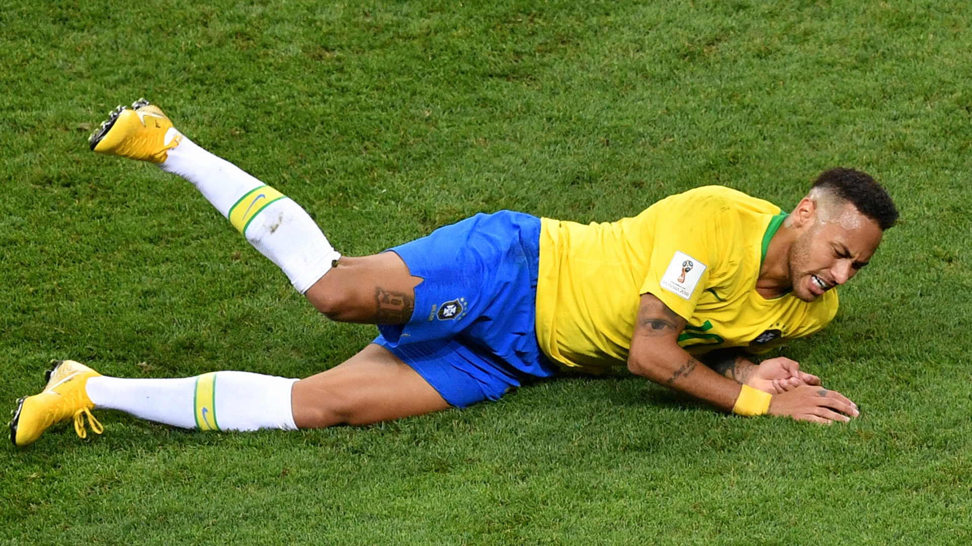Neymar ăn vạ 14 phút