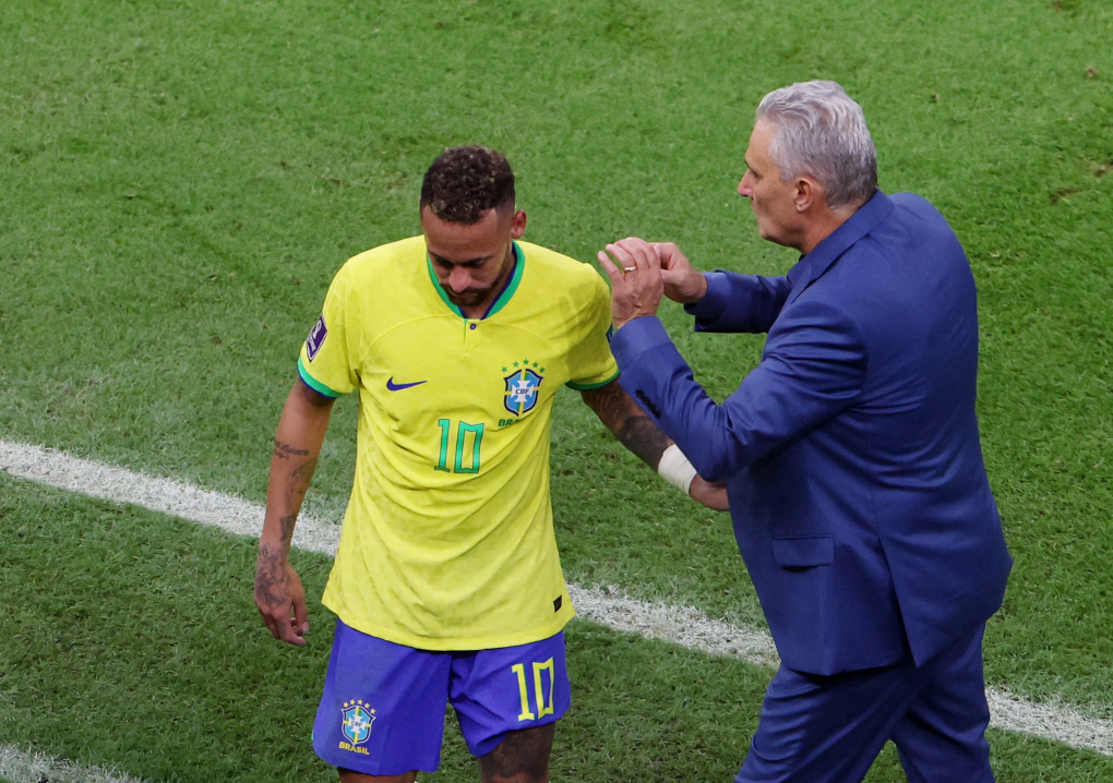 Neymar tập tễnh rời sân do chấn thương mắt cá