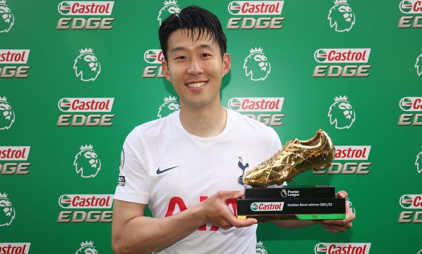 Son Heung Min vui mừng nhận giải thưởng chiếc giày vàng mùa giải 2021-2022