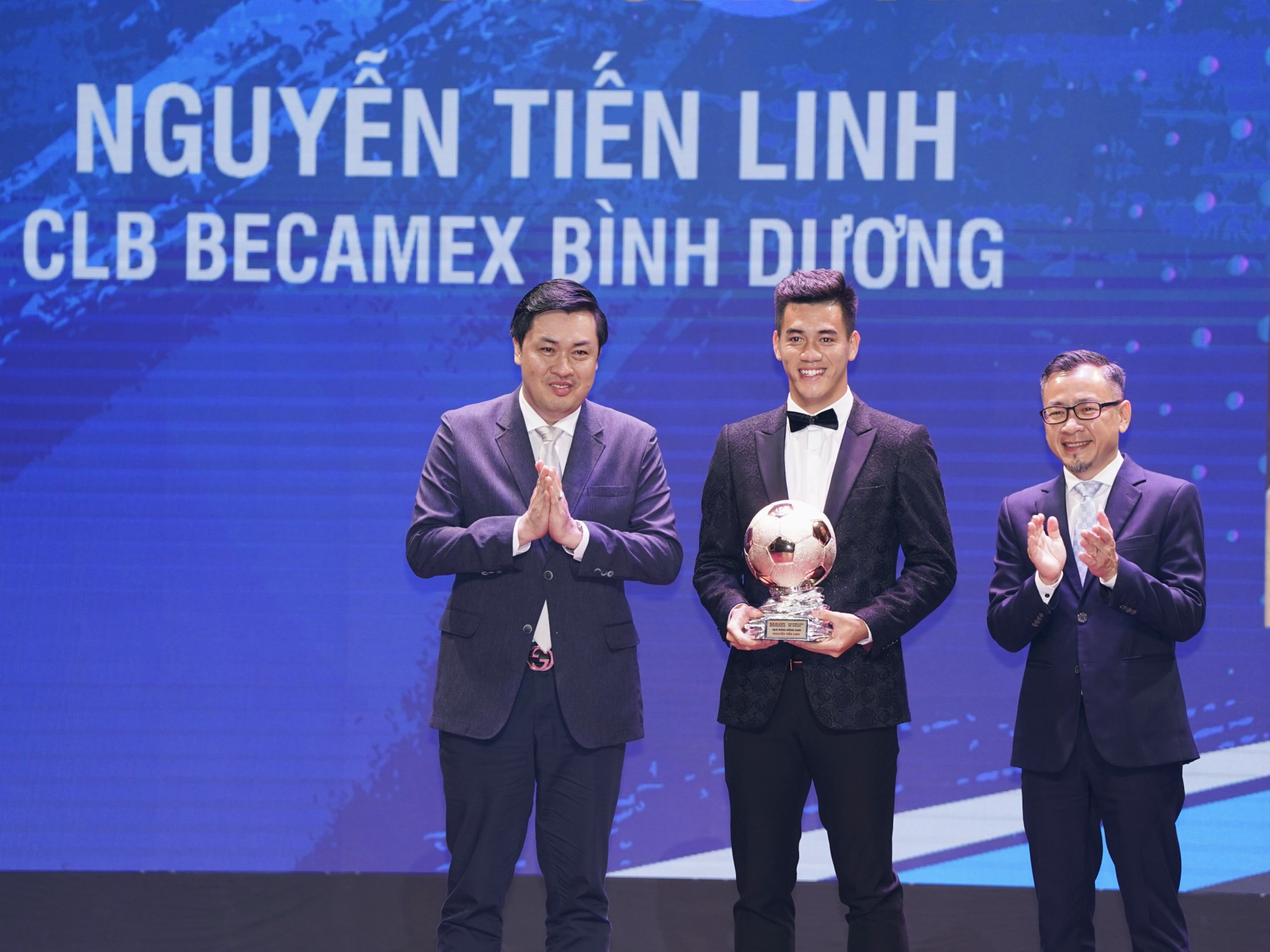 Nguyễn Tiến Linh lên nhận giải Quả bóng đồng Việt Nam 2021