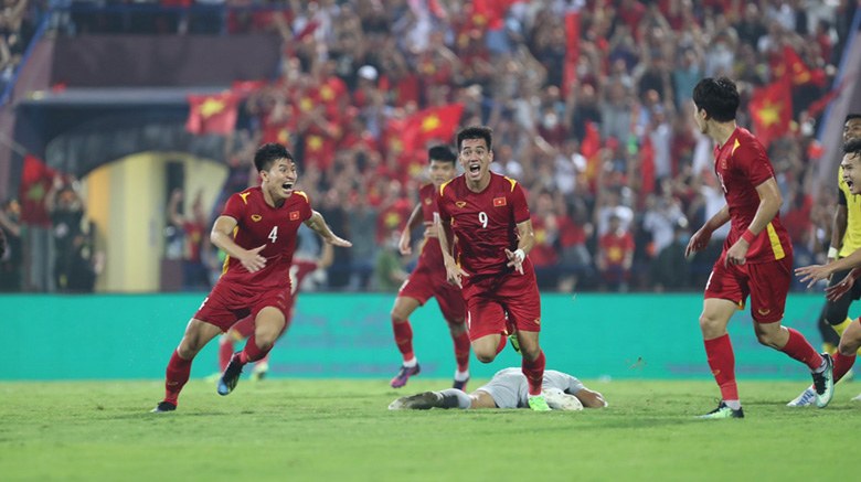 Nguyễn Tiến Linh ghi bàn cho đội bóng của mình trong trận đấu với U23 Malaysia tại SEA Games 3