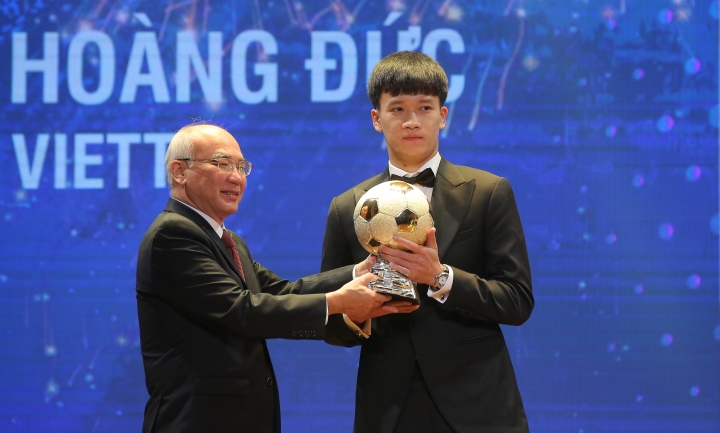 Khoảnh khắc cầu thủ Nguyễn Hoàng Đức nhận danh hiệu Quả Bóng Vàng 2021