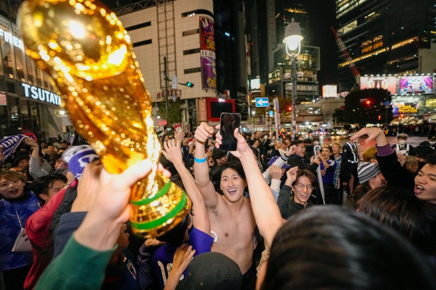 Đến giao lộ nổi tiếng tại Nhật Bản là Shibuya để tổ chức ăn mừng lớn