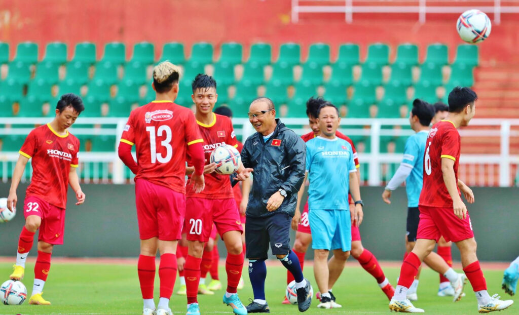 HLV Park Hang Seo cùng với các học trò tại V-League 2022