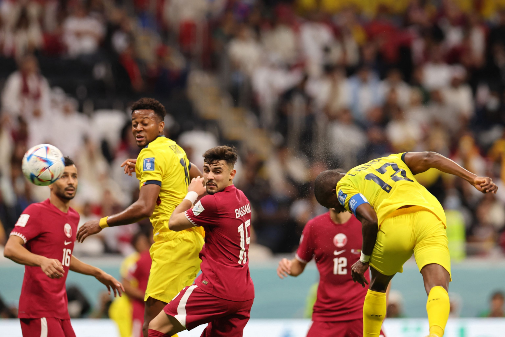 VAR đã cứu thua cho Qatar ở bàn thắng đầu tiên tại trận khai mạc 