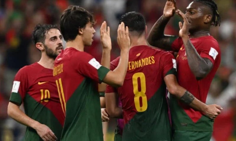Đội tuyển Bồ Đào Nha ăn mừng bàn thắng trước Uruguay