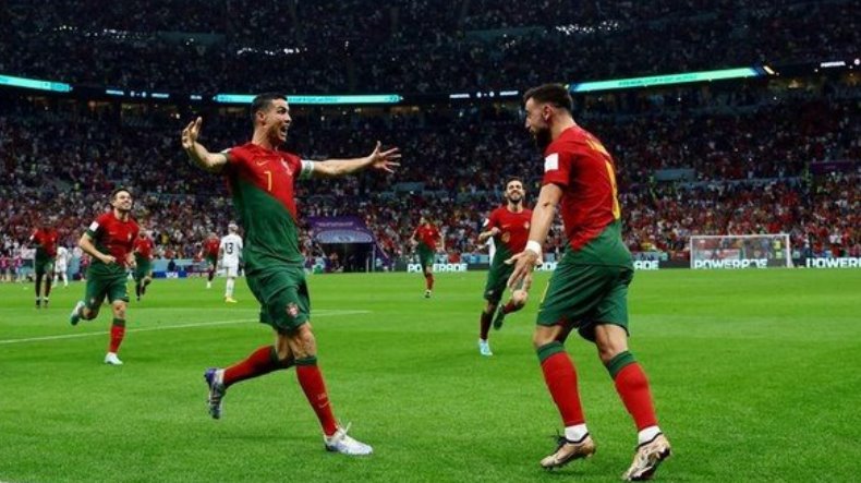 Ronaldo và cầu thủ Bruno ăn mừng về thành công của họ 