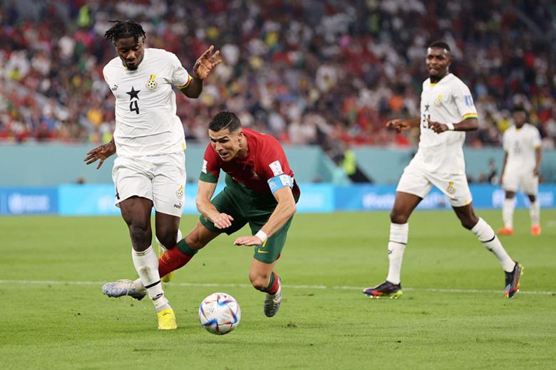Sự tinh quái của siêu sao Ronaldo giúp Bồ Đào Nha hưởng quả 11m ở trận Ghana.