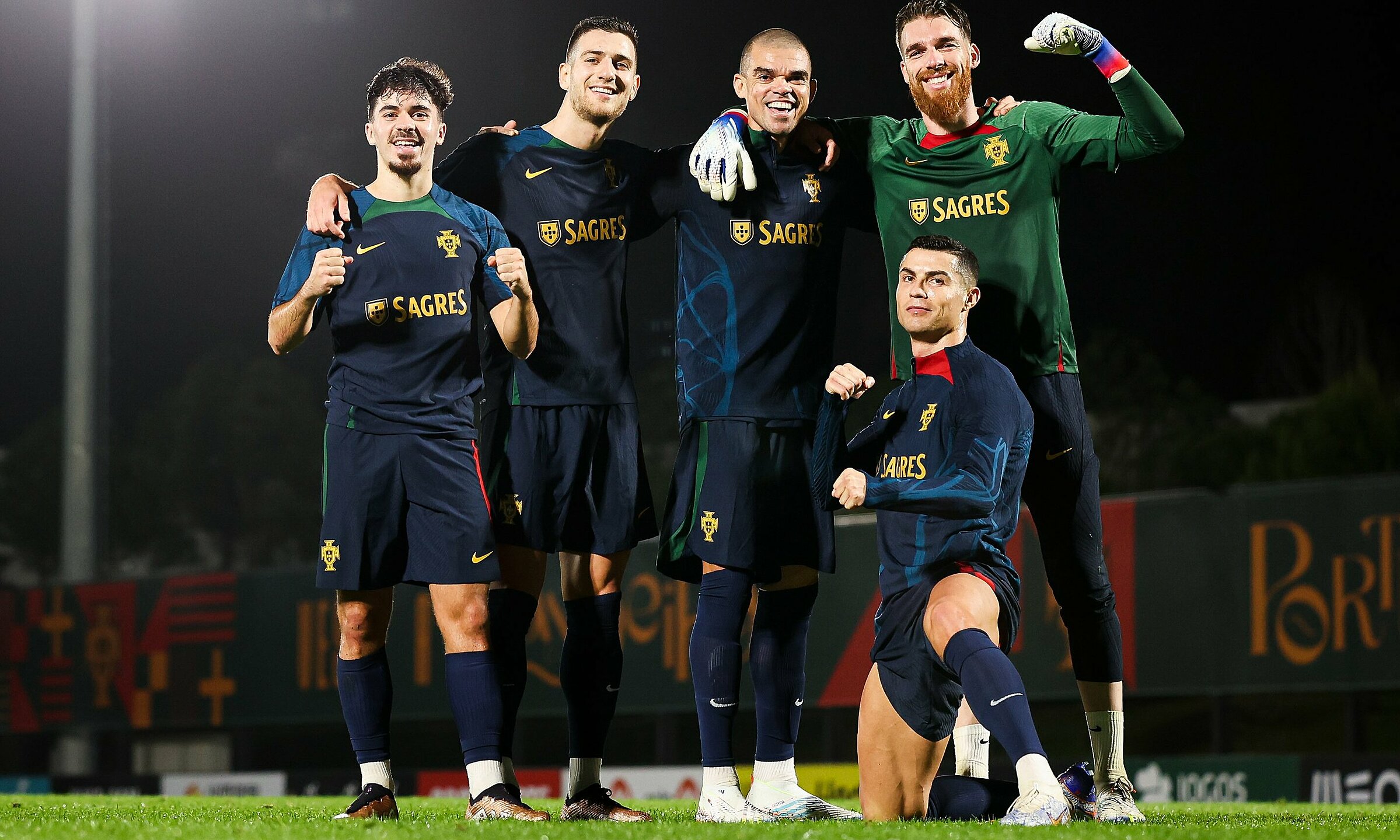 Ronaldo cùng đồng đội trong màu áo tuyển quốc gia Bồ Đào Nha