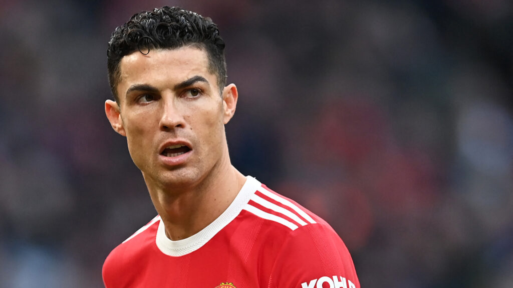 Ronaldo “phớt lờ” cựu cầu thủ Neville