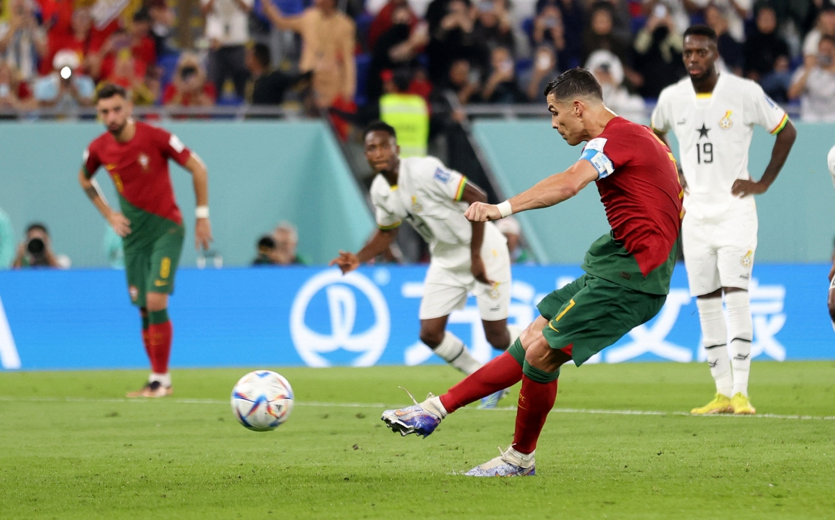 Ronaldo ghi bàn trên chấm 11m cho đội tuyển Bồ Đào Nha