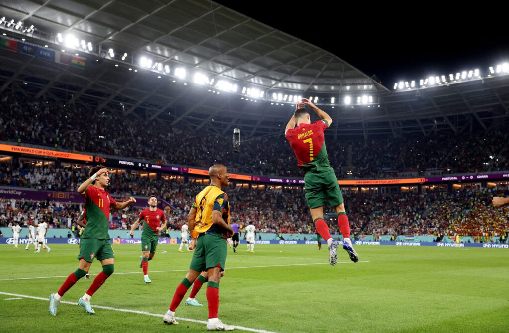 Ronaldo với pha ăn mừng quen thuộc khiến cả sân vận động bùng nổ