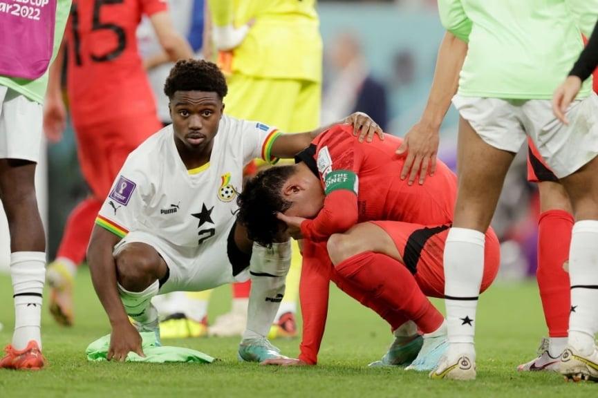 Tiền đạo Son Heung-min đã đổ gục xuống sân sau khi mà Hàn Quốc thua cay đắng trước tuyển Ghana