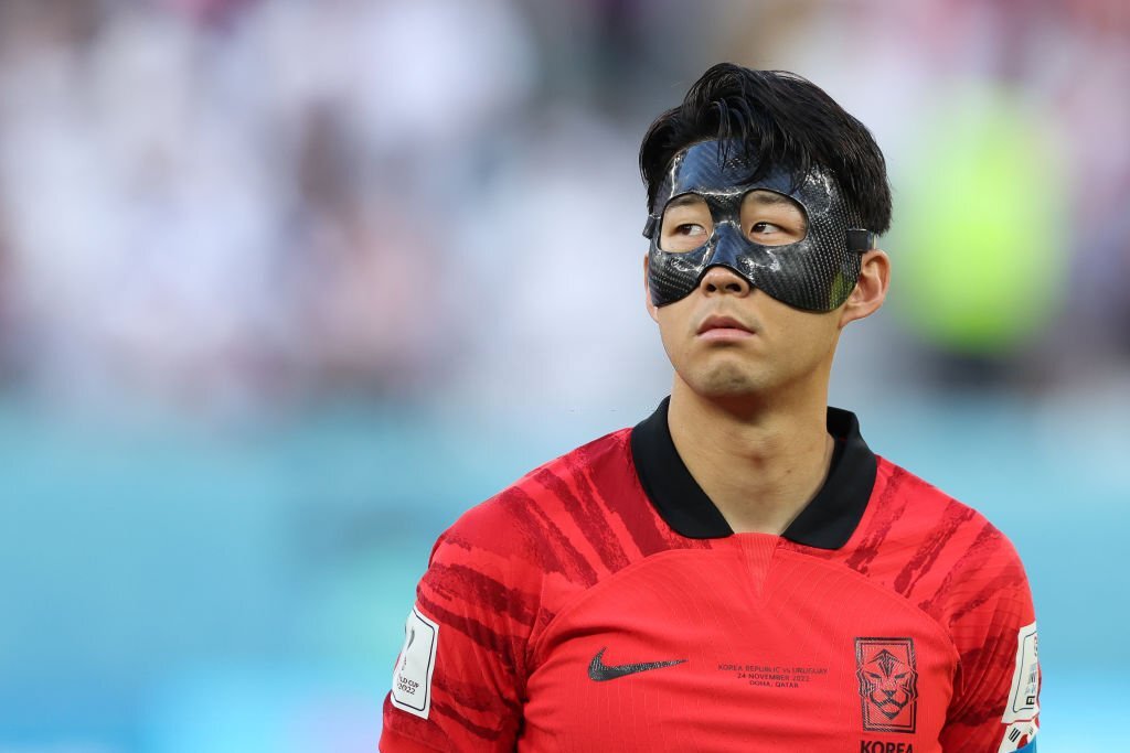 Son Heung Min đeo mặt nạ trong trận đấu vừa rồi
