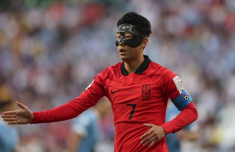 Son Heung Min đeo mặt nạ trong quá trình thi đấu 